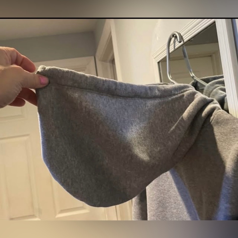 Wild Fable Women’s Cropped Gray Hoodie in Great Condition. Size Small. $6. - Picture 6 of 7
